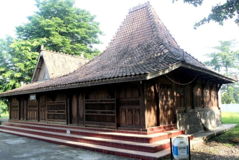 Rumah Adat Kudus, Rumah Yang Bernilai Seni Tinggi ikons.id