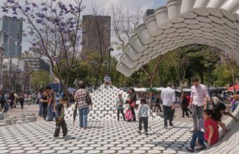 Gelombang galon membanjiri festival arsitektur Mextropolis di kota Meksiko