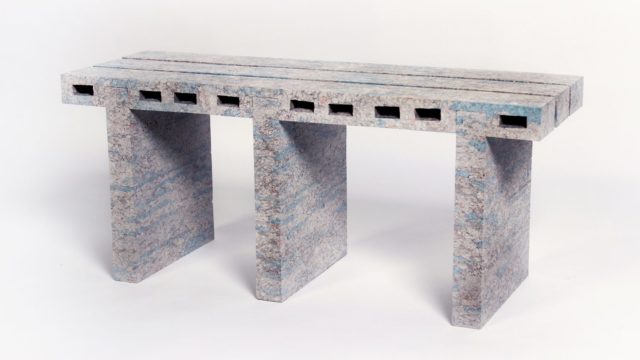 Kertas daur ulang menjadi bahan yang bisa digunakan untuk membuat perabotan