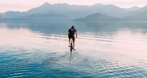 Sepeda Ini Memungkinkan Anda Bersepeda di atas Sungai dan Danau