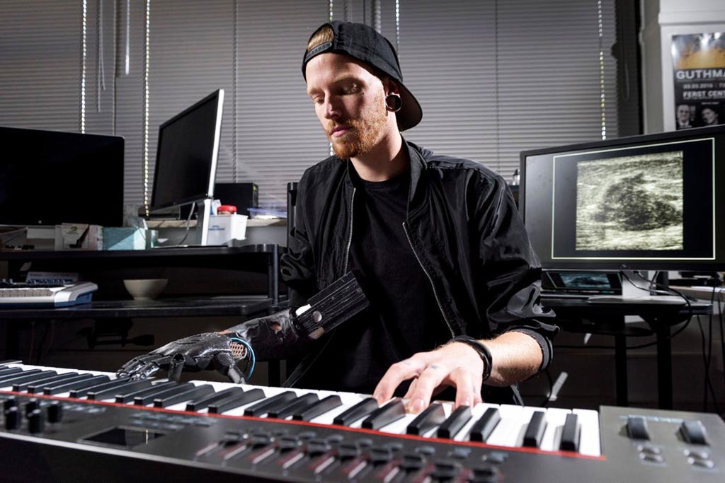 Prostetik Sensor Ultrasonik Memungkinkan Musisi yang Diamputasi Memainkan Piano