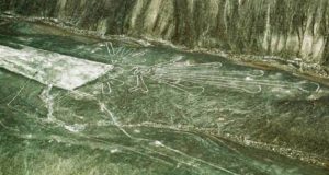 Sebuah Truk Merusak Garis Kuno Nazca Peru