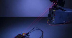 Menggunakan Laser untuk Mengisi Daya Baterai Secara Nirkabel dengan Aman