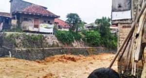 Pantauan Lapangan Atas Meluapnya Sungai Ciliwung โ Dua Rumah Hanyut di Bogor