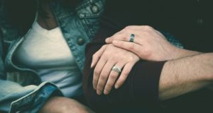 Memegang Tangan Orang yang Dicintai Dapat Mengurangi Rasa Sakit Seorang Wanita, Studi Menunjukkan