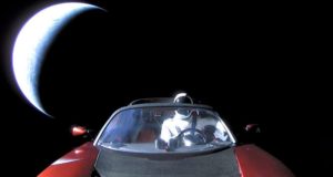 Mobil Tesla Bisa Turut Membawa Serta Bakteri dari Bumi