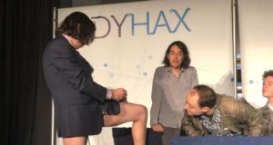 Seorang Pria Menyuntik Dirinya dengan Pengobatan Herpes DIY di atas Panggung