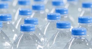 Studi Baru : 90% Air Kemasan Mengandung Mikroplastik
