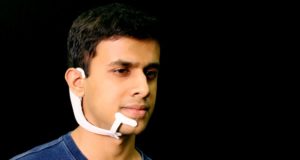 Headset ini Memungkinkan Anda Berkomunikasi Tanpa Bersuara