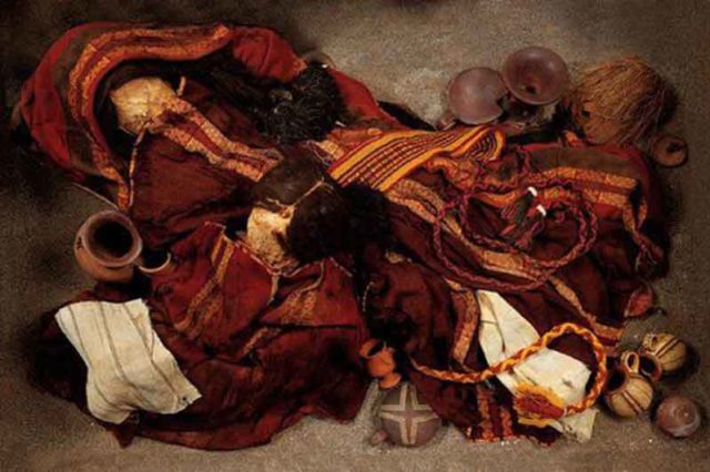 Sesuatu yang mematikan menyelimuti dua mumi gadis Inca ini