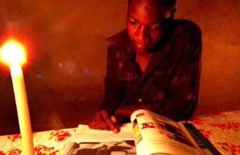 Remaja Zimbabwe menghasilkan listrik menggunakan sumber daya biodegradable