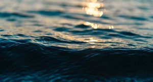 Mengubah air laut menjadi air tawar menggunakan energi matahari