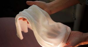 Kain yang dapat menyesuaikan dengan kondisi tubuh, melepaskan atau memerangkap panas