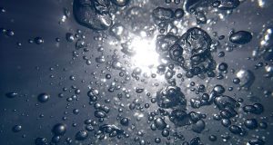 Bahan yang membunuh 99,9% bakteri dalam air menggunakan sinar matahari