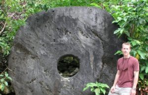 Uang Batu Raksasa Ini Mungkin Cikal Bakalnya Bitcoin