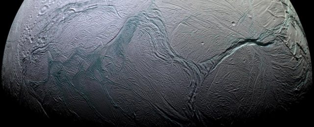 Ilmuwan Mengungkap Misteri ‘Loreng Macan” di Bulan Saturnus, Enceladus