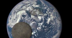 Mengapa Bulan Memiliki Dua Sisi Permukaan yang Berbeda ?