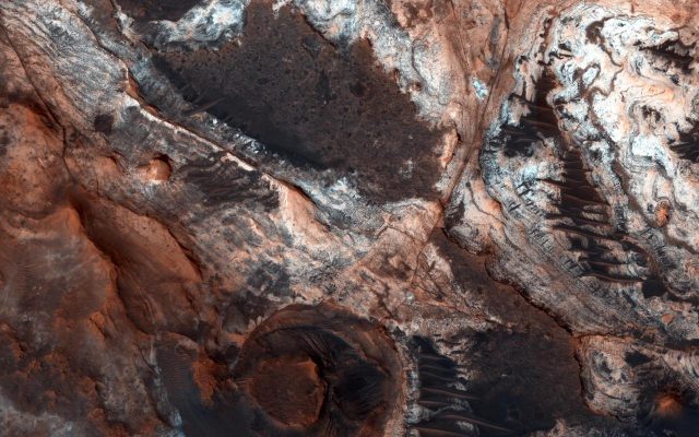 Berbagai Lembah di Mars Tidak Dibentuk Oleh Aliran Sungai