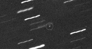 Serangan Asteroid Apophis Mengancam Bumi di Tahun 2068 Asteroid Apophis (dilingkari). Garis-garis itu adalah bintang sebagai latar belakang. Credit: (UH / IA / NASA)