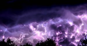 Traktor Sinar Laser dapat Mengarahkan Petir Berakhir Pada Lokasi Tertentu Badai Petir (Jeremy Thomas/Unsplash)