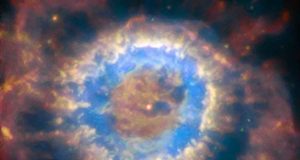 Sebuah bintang katai putih yang melepaskan massanya membentuk sebuah nebula keplanetan (ESO/P.Wellbacher/AJP)