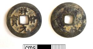 Sebuah koin China kuno berbahan logam tembaga campuran dari dinasti Song (1008-1016), ditemukan di dekat Petersfield, Hampshire (Hampshire Cultural Trust/ PAS)