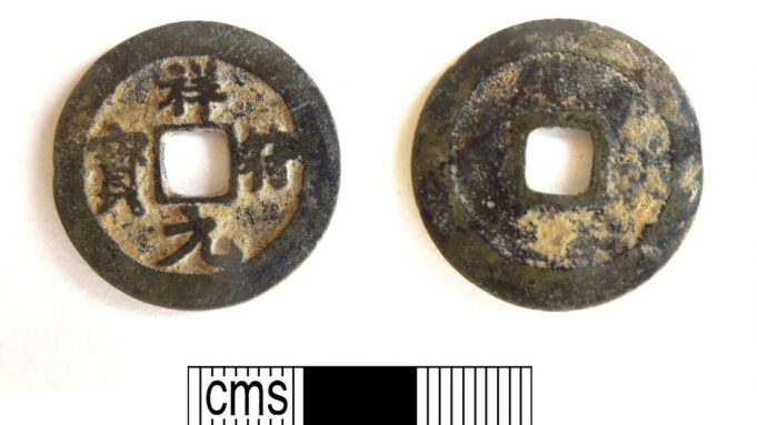 Sebuah koin China kuno berbahan logam tembaga campuran dari dinasti Song (1008-1016), ditemukan di dekat Petersfield, Hampshire (Hampshire Cultural Trust/ PAS)
