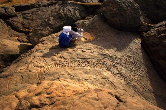 Ukiran jerapah Sahara Kuno
