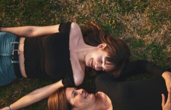 Mengapa Mata Kita Mirip Ayah tapi Rambut Mirip Ibu? Menguak Rahasia Hukum Mendel